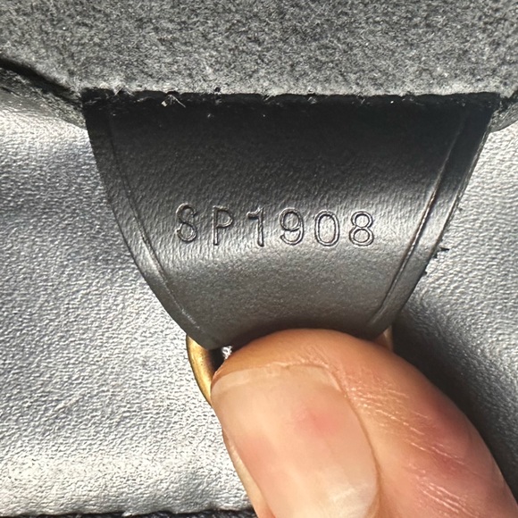 Epi-leather Louis Vuitton briefcase - Picture 9 of 9